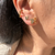 Piercing fake quadrado banhado a ouro na internet