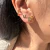 Piercing fake quadrado banhado a ouro na internet