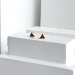 Brinco Mini Triângulo banhado a ouro - comprar online