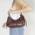 Bolsa Meia Lua Suri Zíper Couro Bordô Schutz