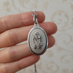 Colar de medalha milagrosa em aço com corrente de 50cm, exibindo detalhes do verso da medalha.