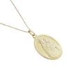 Colar folheado a ouro com pingente oval da N Senhora da Penha, medindo 50cm.