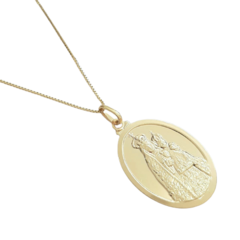 Colar folheado a ouro com pingente oval da N Senhora da Penha, medindo 50cm.