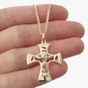 Colar folheado ouro com crucifixo detalhado em uma mão