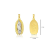 Pingente folheado a ouro com imagem da Nossa Senhora de Guadalupe e detalhe de rosa, medindo 1,2 cm de largura por 1,5 cm de altura.
