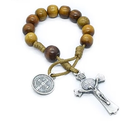 Dezena para carro ou bolsa de São Bento, com contas de madeira e crucifixo prateado.