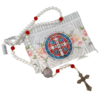 Terço São Bento em pérolas com bolsinha branca e detalhes florais, incluindo um crucifixo prateado.
