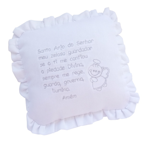 Almofadinha branca com bordado em forma de anjo e oração do Santo Anjo, decorada com babados.