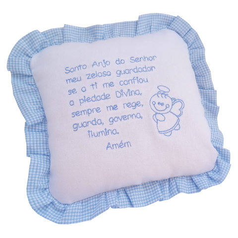 Almofada bordada com a oração do Santo Anjo, em tons de azul e branco, ideal para batizado infantil.
