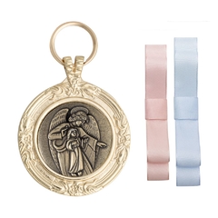 Medalhão de berço em formato redondo com imagem de um anjo da guarda segurando uma criança, acompanhado de fitas rosa e azul.