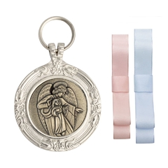 Medalhão de berço prateado com imagem de anjo da guarda, acompanhado de fitas rosa e azul.