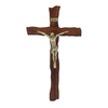 Crucifixo de madeira com figura em metal, medindo 39 cm, apresentando detalhes em relevo.
