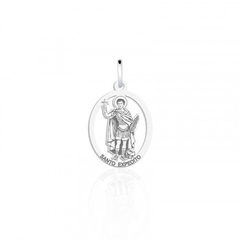 Pingente oval em prata com a imagem de Santo Expedito, medindo 1,2 cm.