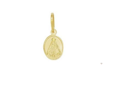Pingente pequeno de Nossa Senhora Aparecida, folheado a ouro, com 1,3 cm de comprimento.
