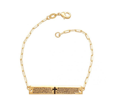 Pulseira folheada com placa em metal que apresenta o Pai Nosso e um símbolo de cruz.