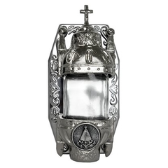 Pia para água benta em formato de Nossa Senhora Aparecida, com detalhes prateados e cruz no topo.