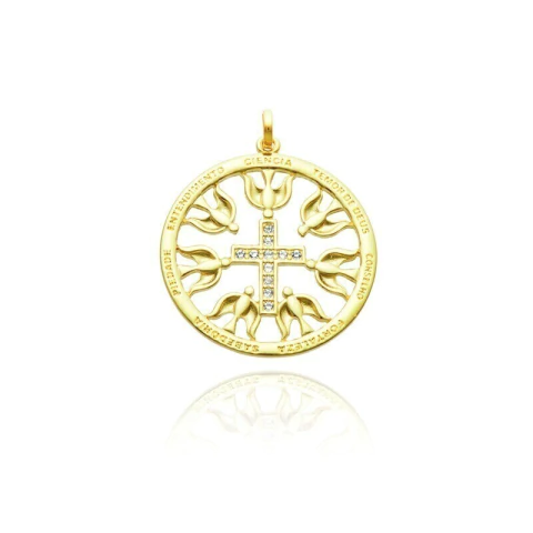 Pingente em formato de mandala dourada com cruz e detalhes em strass, medindo 3cm.