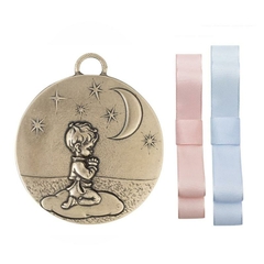 Medalhão de Berço com Menino Rezando OV e Fitas - MK9683OV