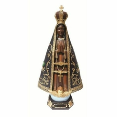 Estátua de Nossa Senhora Aparecida em resina com 32 cm de altura, vestida com manto decorado e coroa.