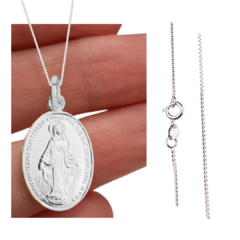 Colar em prata 925 com medalha milagrosa, exibido na mão de uma pessoa.