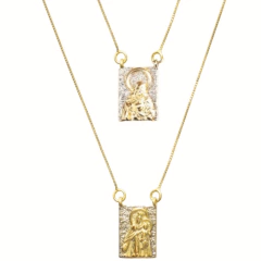 Escapulários folheados em tom dourado com pingentes retangulares texturizados apresentando imagens religiosas de Nossa Senhora do Carmo e Sagrado Coração de Jesus