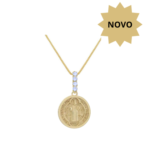 Colar folheado a ouro com pingente redondo de São Bento e detalhes em zircônias, corrente de 50 cm