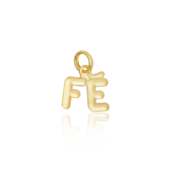 Pingente folheado a ouro com a palavra "Fé" em letras estilizadas, medindo 8mm.