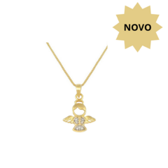 Colar folheado com pingente de anjo cravejado com microzircônias.