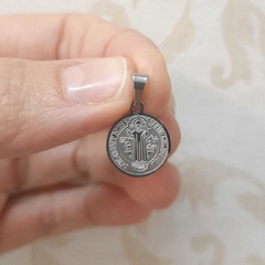 Pingente Medalha São Bento Aço Pequena 1,3cm-Pi133 na internet