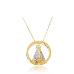 Colar dourado com pingente redondo com imagem da Nossa Senhora Aparecida em detalhe cristal e folheado, corrente de 50cm