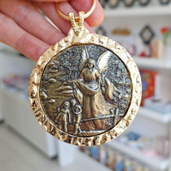 Medalhão de Berço Anjo da Guarda Dourado - MK20508D - Loja Santo Anjo