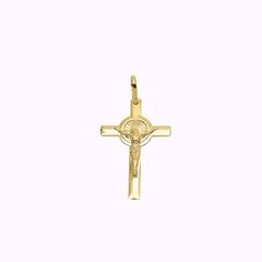 Pingente de cruz com figura de Cristo, folheado a ouro, medindo 25mm.