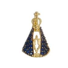 Pendente em formato de Aparecida, com detalhes em safira e folheado a ouro, medindo 17mm.