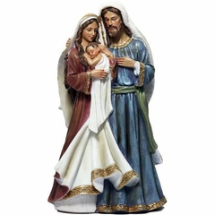Estátua da Sagrada Família em resina, medindo 30cm, retratando Maria, José e o menino Jesus.