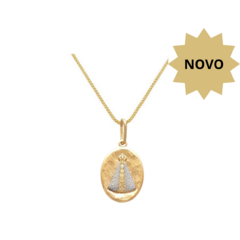 Colar folheado a ouro e ródio com pingente oval irregular da Nossa Senhora Aparecida, 50 cm de comprimento.