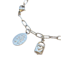 Pulseira de cadeado em inox com medalha milagrosa, destacando estrelas do verso da medalha e detalhes em formato de coração.