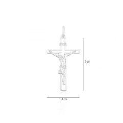 Cruz vazada em prata com a figura de Cristo gravada, medindo 3 cm de altura e 1,8 cm de largura.