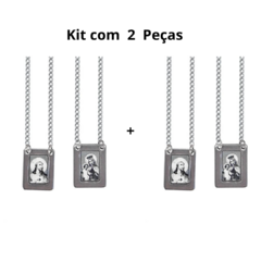 Conjunto de dois escapulários de aço inox  preto e um branco com imagens religiosas de Nossa Senhora do Carmo e Sagrado Coração de Jesus
