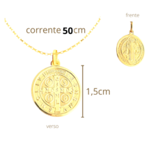 Colar São Bento folheado a ouro com corrente de 50 cm e medalha de 1,5 cm, mostrando os detalhes do verso e frente.
