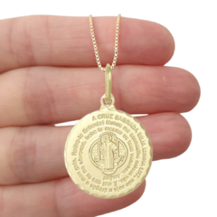 Medalha redonda de são bento folheado a ouro, com oração e imagem de são bento. 