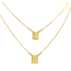 Escapulário Mini N S Carmo folheado em ouro, com duas correntes e medalhas com imagem religiosa.