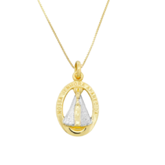Colar folheado a ouro com pingente de Nossa Senhora Aparecida.
