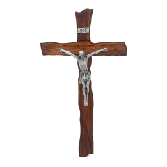 Crucifixo de madeira com figura em metal, medindo 27,5cm, destacando detalhes do Cristo crucificado.