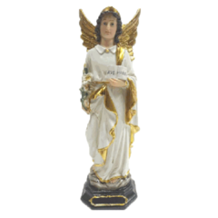 Estátua de São Gabriel Arcanjo em resina, com 30 cm de altura, vestindo roupas brancas e douradas, segurando uma flor e uma placa com a inscrição "AVE MARIA".