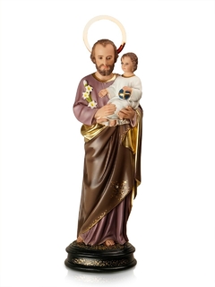 Estátua de São José segurando o menino Jesus, decorada com detalhes em resina e pintura colorida, com aureola dourado ao fundo.