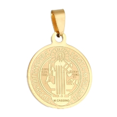 Pendente de São Bento em aço dourado, com 2,3 cm de diâmetro, apresentando a imagem de São Bento e inscrições religiosas.