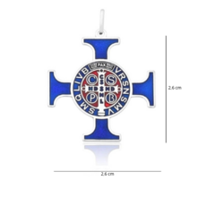 Pingente em formato de cruz de São Bento com detalhes coloridos em azul e vermelho, medindo 2,6 cm.