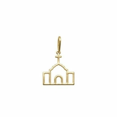 Pingente em formato de igreja vazada folheado a ouro, apresentando um design delicado com cruz no topo.