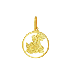 Pingente folheado a ouro de São Jorge em aro, medindo 2,2cm.