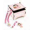 Terço infantil rosa com caixa de MDF, apresentando uma imagem de uma menininha em oração.